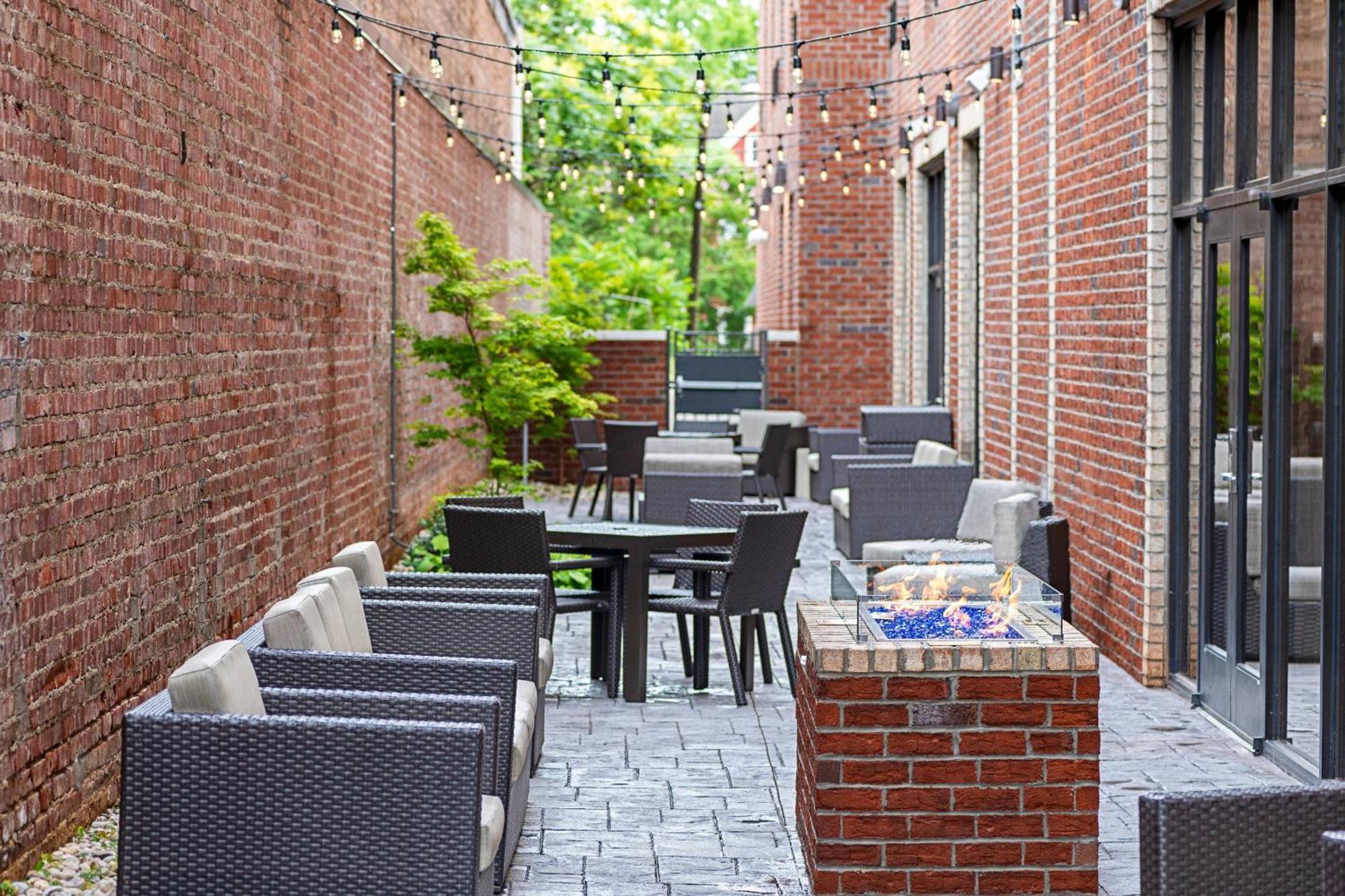 Courtyard Winston-Salem Downtown Hotel Exterior photo